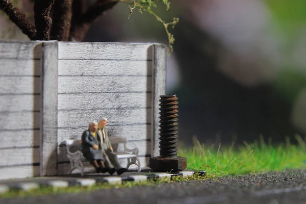 Romantik unutulmaz anlar için resimli fotoğraf, Yaşlı Çift Mini figürü Oyuncak beyaz sandalyede oturur 