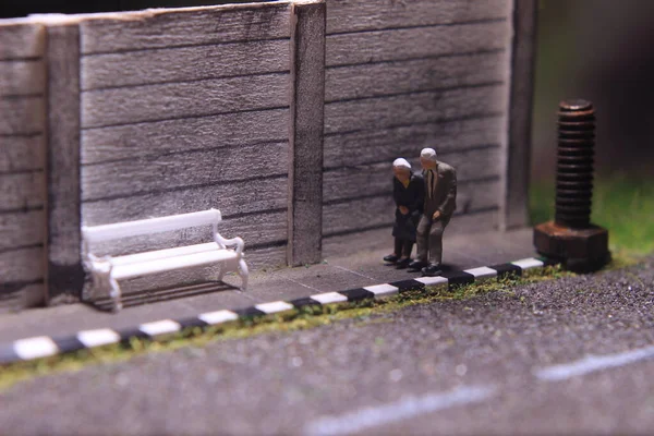 Romantik unutulmaz anlar için resimli fotoğraf, Yaşlı Çift Mini figürü, yayaya doğru yürüyen oyuncak. 