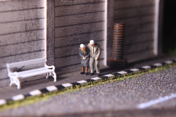Romantik unutulmaz anlar için resimli fotoğraf, Yaşlı Çift Mini figürü, yayaya doğru yürüyen oyuncak. 