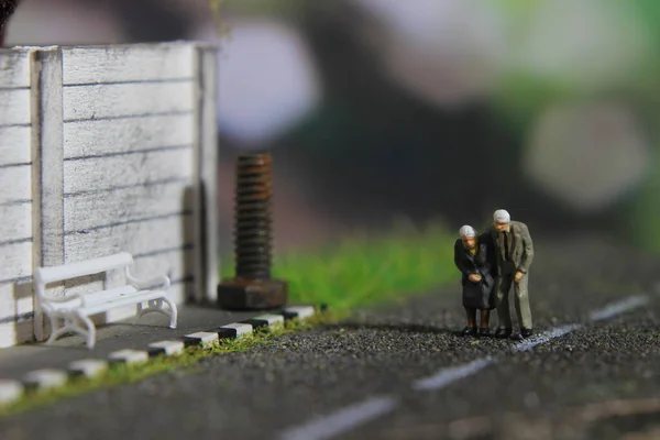 Romantik unutulmaz anlar için resimli fotoğraf, Yaşlı Çift Mini figürü, yayaya doğru yürüyen oyuncak. 