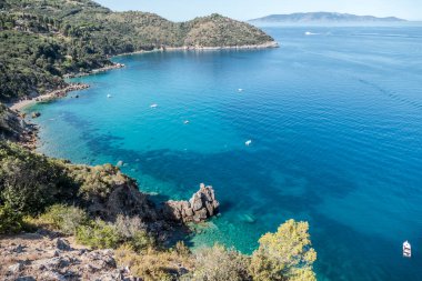 Tuscany 'de berrak mavi suyu olan güzel bir sahil manzarası.