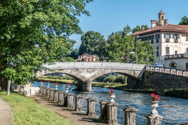 Cassinetta di Lugagnano 'daki Naviglio nehri üzerindeki köprü.