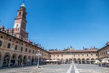 Vigevano 'daki Ducale Meydanı' nın panoramik manzarası