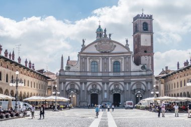 Vigevano 'daki Ducale Meydanı' nın panoramik manzarası