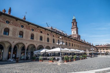 Vigevano 'daki Ducale Meydanı' nın panoramik manzarası