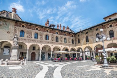 Vigevano 'daki Ducale Meydanı' nın panoramik manzarası
