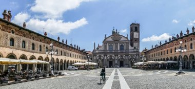 Vigevano 'daki Ducale Meydanı' nın panoramik manzarası