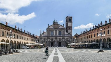 Vigevano 'daki Ducale Meydanı' nın panoramik manzarası