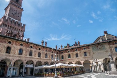 Vigevano 'daki Ducale Meydanı' nın panoramik manzarası