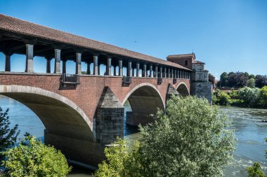 Pavia 'daki kırmızı tuğlalarla kaplı köprü.