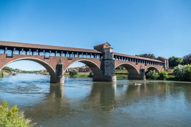 Pavia 'daki kırmızı tuğlalarla kaplı köprü.