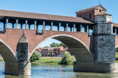 Pavia 'daki kırmızı tuğlalarla kaplı köprü.