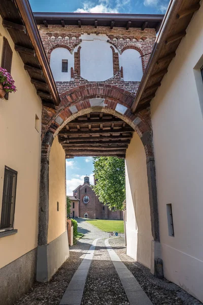 Arka planda Morimondo Manastırı olan güzel kemer.