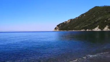 Mavi suyu olan ve Sestri Levante 'de dalgaların olmadığı bir plajın aşırı hızlanması.