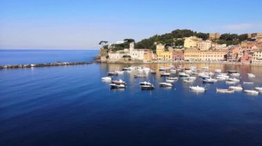 Sestri Levante 'deki mavi su ve renkli cepheli güzel bir körfezin havadan panoramik görüntüsü (sessizlik sahili))