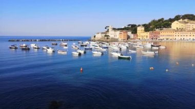 Sestri Levante 'deki mavi su ve renkli cepheli güzel bir körfezin havadan panoramik görüntüsü (sessizlik sahili))