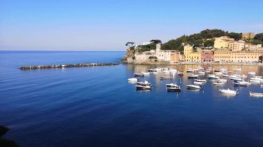 Sestri Levante 'deki mavi su ve renkli cepheli güzel bir körfezin havadan panoramik görüntüsü (sessizlik sahili))