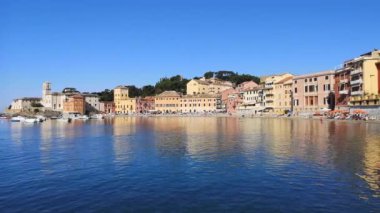Sestri Levante 'deki mavi su ve renkli cepheli güzel bir körfezin havadan panoramik görüntüsü (sessizlik sahili))
