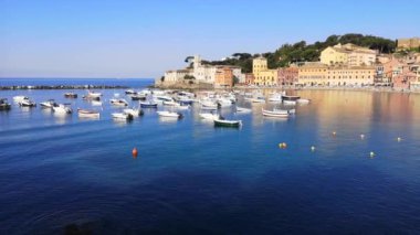 Sestri Levante 'deki mavi su ve renkli cepheli güzel bir körfezin havadan panoramik görüntüsü (sessizlik sahili))