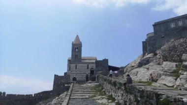 Porto Venere 'deki San Pietro Kilisesi' nin panoramik manzarası