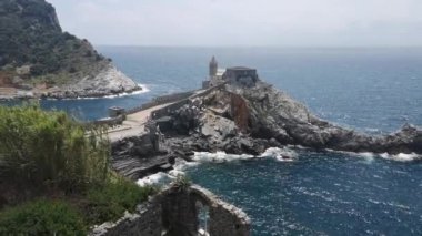 Porto Venere 'deki San Pietro Kilisesi' nin panoramik hava manzarası