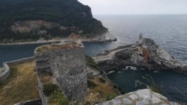 Porto Venere 'deki San Pietro Kilisesi' nin panoramik hava manzarası