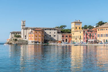 Sestri Levante 'de birçok renkli evi olan sessizliğin kumsalı.