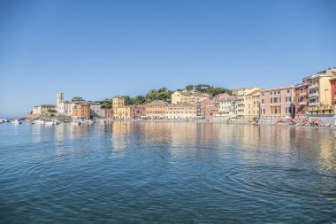 Sestri Levante 'de birçok renkli evi olan sessizliğin kumsalı.