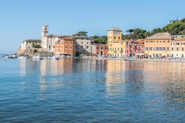 Sestri Levante 'de birçok renkli evi olan sessizliğin kumsalı.