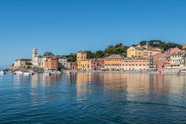 Sestri Levante 'de birçok renkli evi olan sessizliğin kumsalı.