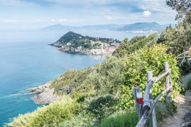 Sestri Levante 'nin panoramik hava manzarası ve Punta Manara' dan Tigullio Körfezi.