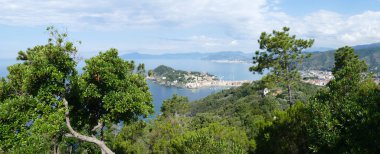 Sestri Levante 'nin panoramik hava manzarası ve Punta Manara' dan Tigullio Körfezi.