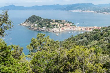 Sestri Levante 'nin panoramik hava manzarası ve Punta Manara' dan Tigullio Körfezi.