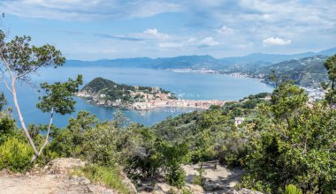 Sestri Levante 'nin panoramik hava manzarası ve Punta Manara' dan Tigullio Körfezi.