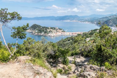 Sestri Levante 'nin panoramik hava manzarası ve Punta Manara' dan Tigullio Körfezi.