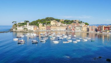 Sestri Levante 'deki Sessizlik Körfezi' nin panoramik hava manzaralı birçok renkli evi var.