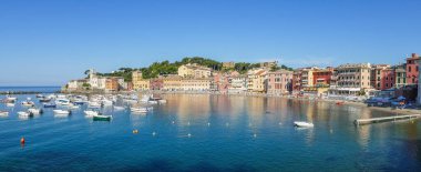 Sestri Levante 'deki Sessizlik Körfezi' nin panoramik hava manzaralı birçok renkli evi var.