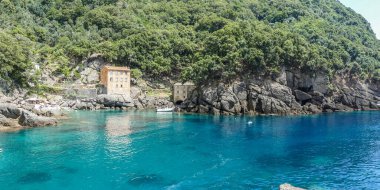 Portofino 'daki San Fruttuoso Körfezi' nin turkuaz suyla panoramik manzarası