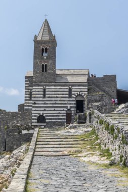 Portovenere 'deki San Pietro Kilisesi mavi denizin üzerindeki kayalıklarda