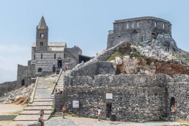 Portovenere, İtalya - 06 / 29 / 2020: Porto Venere 'deki San Pietro kilisesi deniz üzerinde bir kayanın üzerinde.