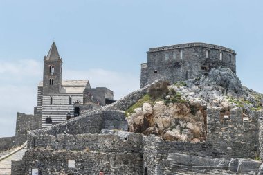 San Pietro Kilisesi Portovenere 'de denizin üstünde.