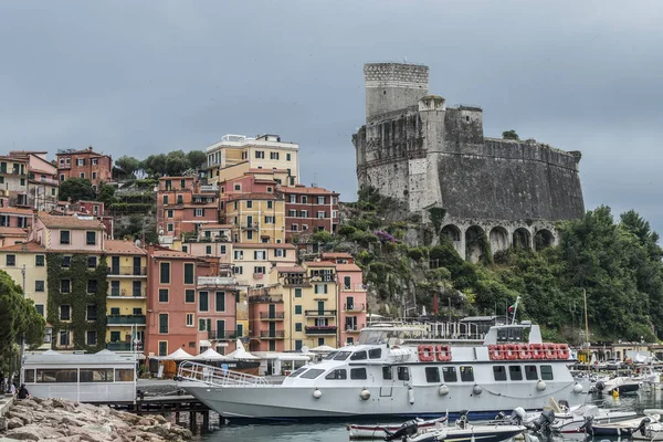 Lerici Met Haven Gekleurde Huizen Het Kasteel — Stockfoto