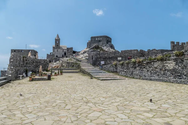 Kerk Van San Pietro Portovenere Een Rots Boven Blauwe Zee — Stockfoto