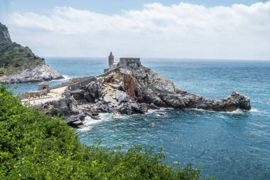 Portovenere 'deki San Pietro Kilisesi' nin deniz üzerindeki kayalıklardaki görüntüsü.