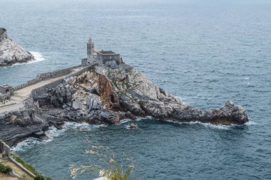 Portovenere 'deki San Pietro Kilisesi mavi denizin üzerindeki kayalıklarda