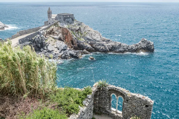 Kerk Van San Pietro Portovenere Een Rots Boven Blauwe Zee — Stockfoto