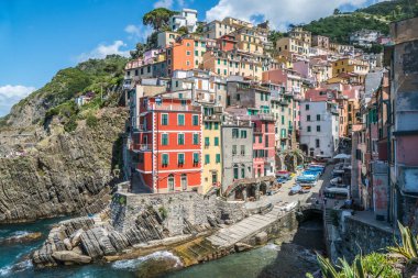 Cinque Terre 'deki birçok renkli evi olan güzel Riomaggiore.