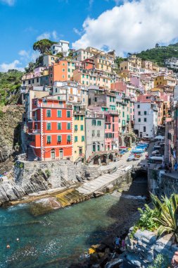 Riomaggiore, İtalya - 06 / 26 / 2020: Cinque Terre 'deki Rio Maggiore' un hava manzarası
