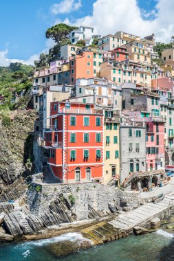 Cinque Terre 'deki birçok renkli evi olan güzel Riomaggiore.