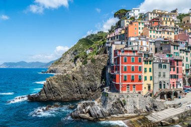 Cinque Terre 'deki birçok renkli evi olan güzel Riomaggiore.